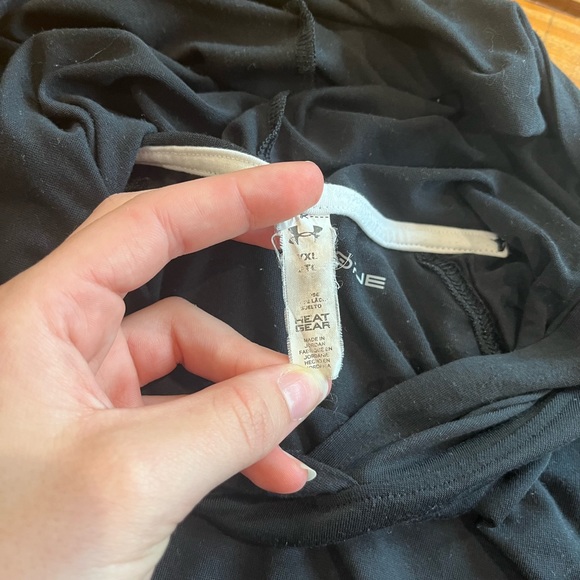 (513) UNDER ARMOUR TOP - Picture 6 of 6